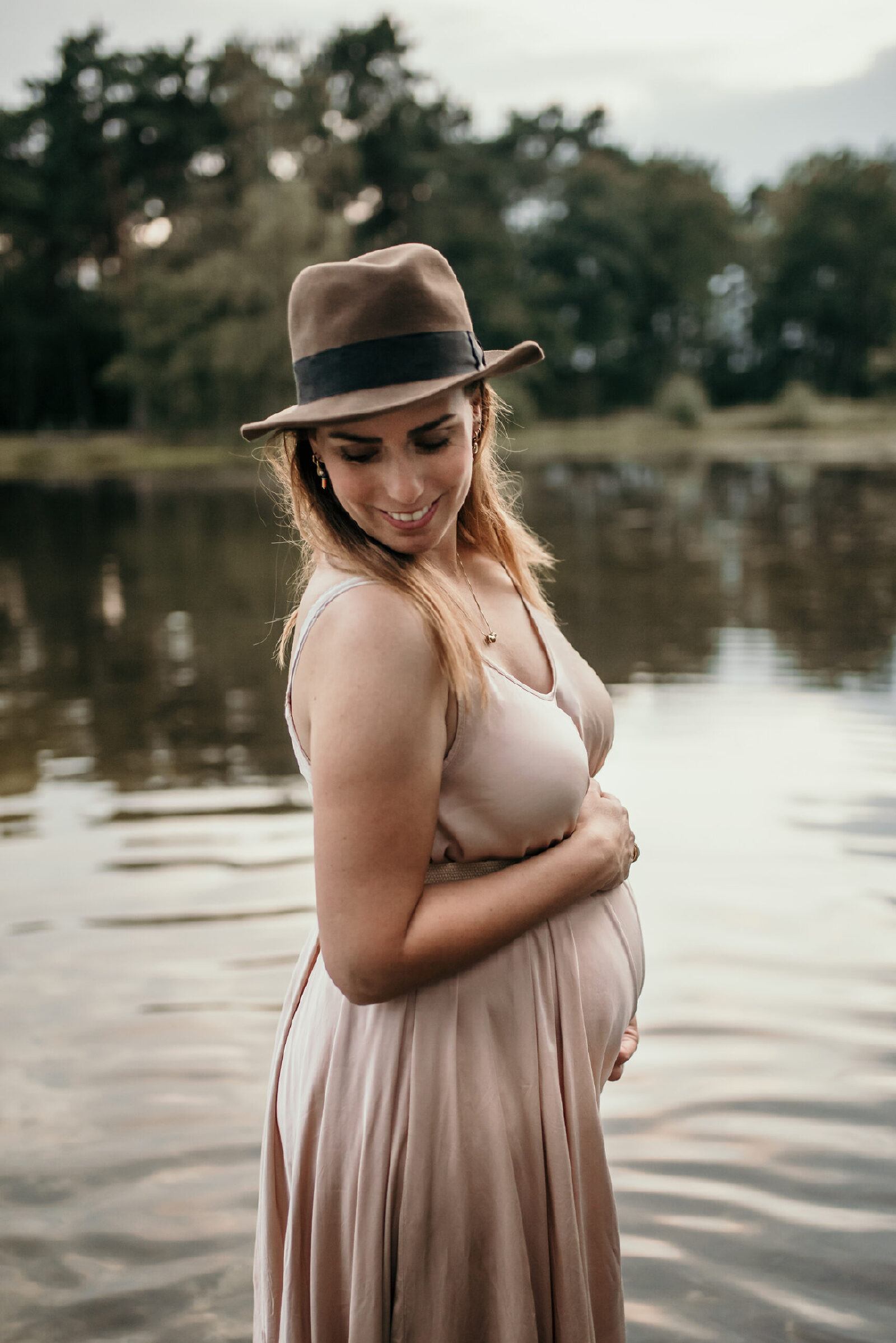 zwanger wasser hoed fotoshoot