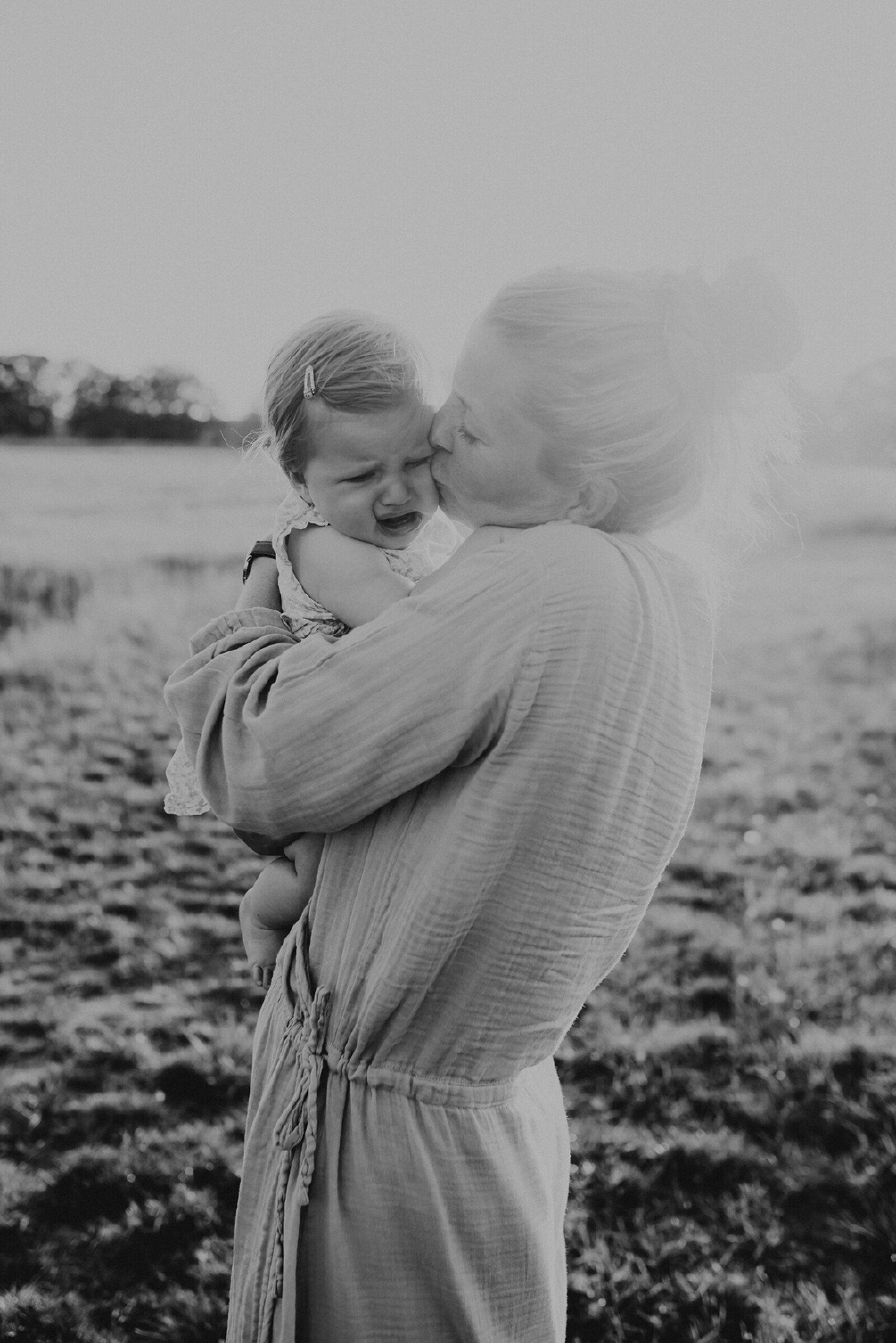 zwart-wit fotoshoot baby en mama knuffelen