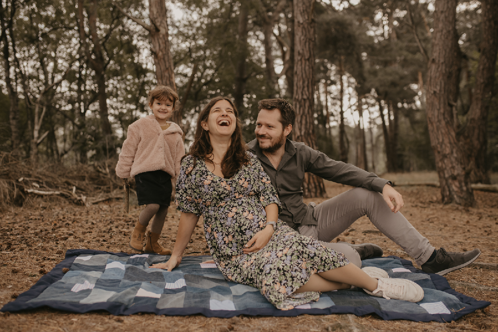 zwangerschapsfotografie Twente met Mama en Papa en zus
