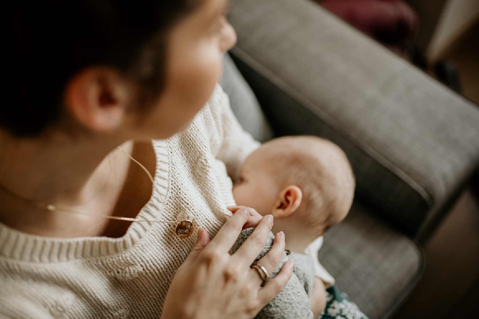 handen vasthouden bij borstvoeding