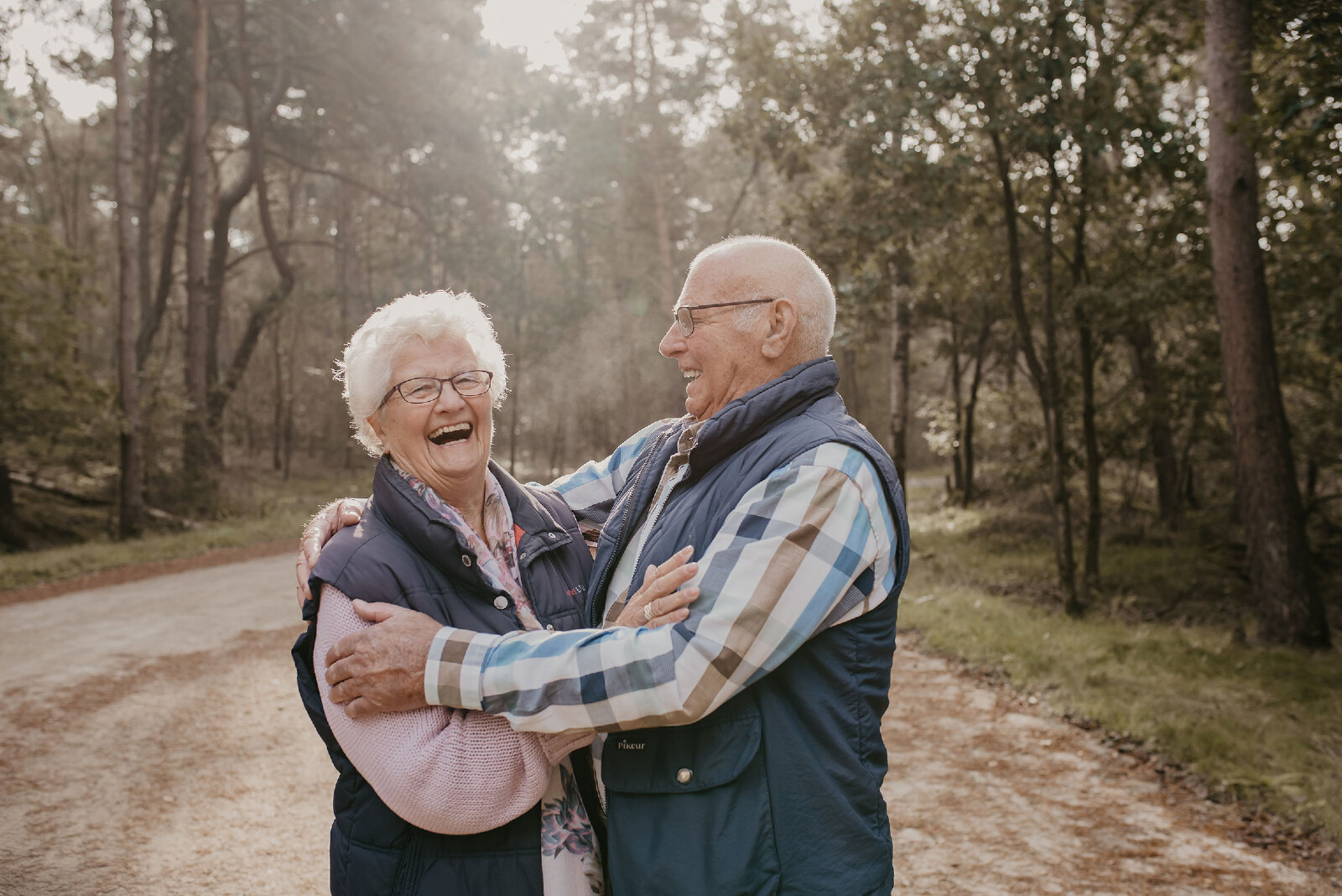 Familie fotoshooting Twente vrolijke Oma met Opa